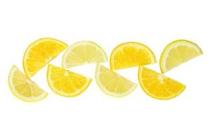 fetta di agrumi, metà di arance e limoni isolate su sfondo bianco, tracciato di ritaglio foto