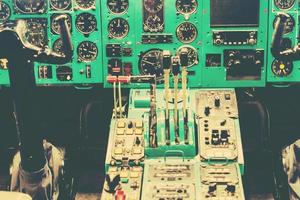 interno di una vecchia cabina di pilotaggio di un aereo passeggeri vintage foto