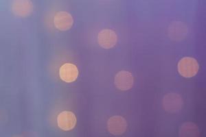 luci sfocate astratte su sfondo in colori viola - concetto di celebrazione di natale foto