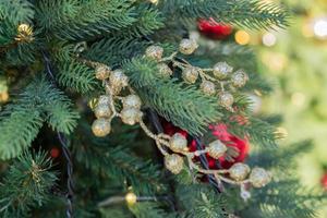 primo piano di albero di natale decorato con palline d'oro. sfondo del nuovo anno foto