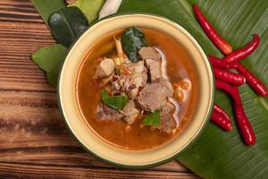 maiale brasato piccante tom yum, cibo tailandese foto