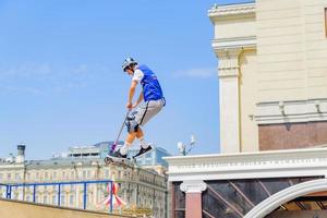 mosca, russia, 2019 - un pilota professionista al concorso di scooter durante il festival del pesce foto