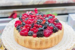 torta di formaggio appena cotta con frutti di bosco in pasticceria foto