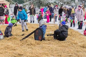 regione di mosca, russia, 2018 - celebrazione del carnevale russo. bambini che giocano a giganti russi sul campo foto