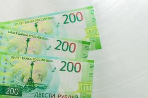 nuove banconote russe su sfondo bianco. duecento rubli. contanti cartamoneta. foto