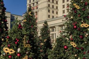 Mosca, Russia, 2018 - decorazione natalizia della città. alberi di natale di fronte all'hotel quattro stagioni foto