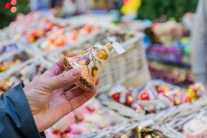 giocattoli di natale in fiera. shopping natalizio. la donna sceglie i regali per le vacanze di capodanno foto