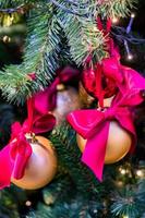 sfondo di vacanze di natale e capodanno. albero di natale decorato con fiocchi e palline rosse. concetto di celebrazione foto