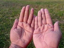 dito rugoso un uomo adulto dopo aver giocato in acqua per troppo tempo foto