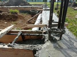 cemento e ferro, le fondamenta di un edificio di nuova costruzione foto