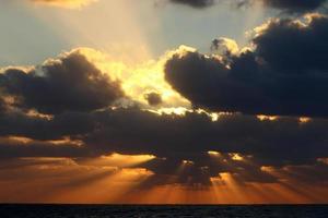 il sole tramonta sotto l'orizzonte sul Mar Mediterraneo nel nord di Israele. foto