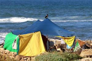 tenda turistica sulla costa mediterranea. foto
