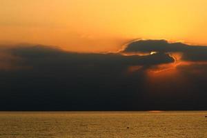 il sole tramonta sotto l'orizzonte sul Mar Mediterraneo nel nord di Israele. foto