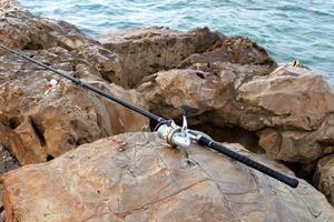 nahariya israele 5 giugno 2019. pietre e conchiglie sulle rive del mar mediterraneo. foto