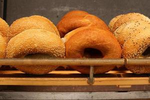 pane e prodotti da forno sono venduti in un negozio in Israele. foto