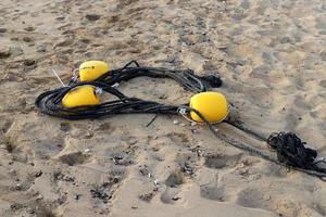 una corda con galleggianti per assicurare una zona sicura di balneazione sulla spiaggia. foto