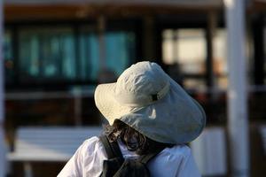 nahariya israele 16 giugno 2020. uomo in vacanza in un parco cittadino vicino al mare. foto