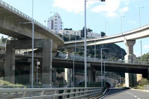 haifa israele 1 aprile 2019. grande ponte stradale attraverso il fiume. foto