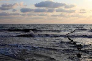 una corda con galleggianti per assicurare una zona sicura di balneazione sulla spiaggia. foto