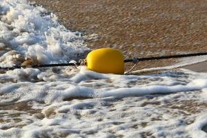 una corda con galleggianti per assicurare una zona sicura di balneazione sulla spiaggia. foto