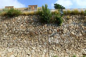 nahariya israele 24 settembre 2019. alto muro di pietra e cemento. foto