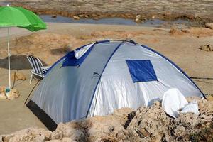 tenda turistica sulla costa mediterranea. foto