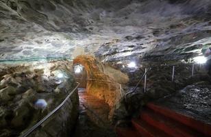 nahariya israele 17 agosto 2019. grotte nelle scogliere di gesso sulle rive del Mar Mediterraneo. foto