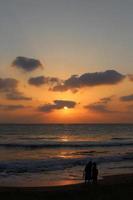 il sole tramonta sotto l'orizzonte sul Mar Mediterraneo nel nord di Israele. foto