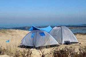 tenda turistica sulla costa mediterranea. foto