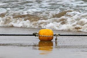 una corda con galleggianti per assicurare una zona sicura di balneazione sulla spiaggia. foto