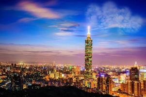 Taipei, Taiwan sera skyline. foto