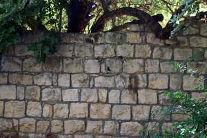 nahariya israele 24 settembre 2019. alto muro di pietra e cemento. foto