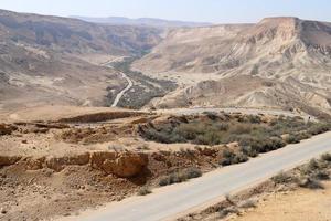 montagne e rocce nel deserto della Giudea nel territorio di Israele. foto