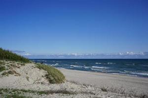 paesaggio marino del mar baltico con dune di sabbia costiera della lingua dei curoni. foto