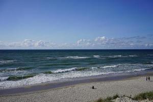 paesaggio marino del mar baltico con dune di sabbia costiera della lingua dei curoni. foto