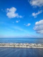 sfocatura dello sfondo astratto della spiaggia con cielo blu brillante foto