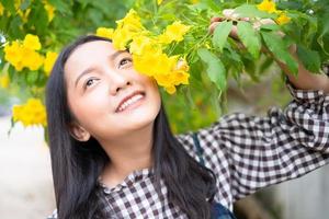 ritratto giovane ragazza con fiori gialli, ragazza asiatica. foto