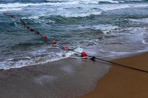 una corda con galleggianti per assicurare una zona sicura di balneazione sulla spiaggia. foto