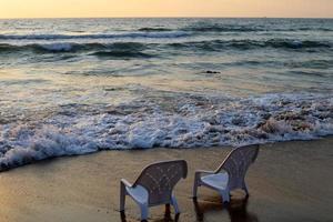 sedia per rilassarsi in un caffè sulla costa mediterranea foto