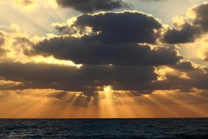 il sole tramonta sotto l'orizzonte sul Mar Mediterraneo nel nord di Israele. foto