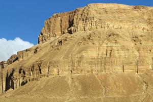 montagne e rocce nel deserto della Giudea nel territorio di Israele. foto