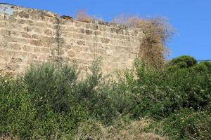 nahariya israele 24 settembre 2019. alto muro di pietra e cemento. foto