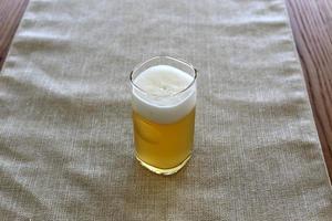 sul tavolo del ristorante un bicchiere di birra fresca e fredda. foto
