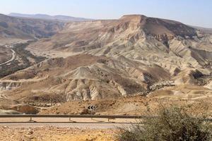 montagne e rocce nel deserto della Giudea nel territorio di Israele. foto