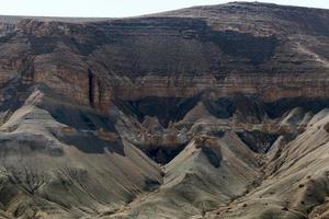 montagne e rocce nel deserto della Giudea nel territorio di Israele. foto