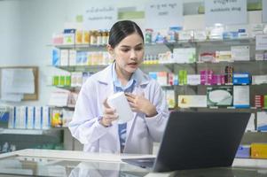 donna farmacista consulenza cliente tramite videochiamata in una moderna farmacia farmacia. foto