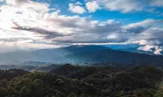 paesaggio Visualizza su alto verde collina foto