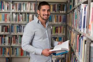 studente di college maschio in una biblioteca foto