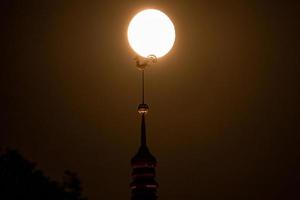 bellissimo pieno Luna al di sopra di riga vecchio cittadina con cupole Cattedrale d'oro cazzo visibile foto