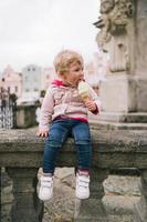 bambina che mangia il gelato foto